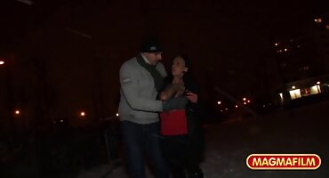 phim sex việt nam phương mỹ chi Brunette được kiêm trên ngực của cô. phim xec bo chong nang dau